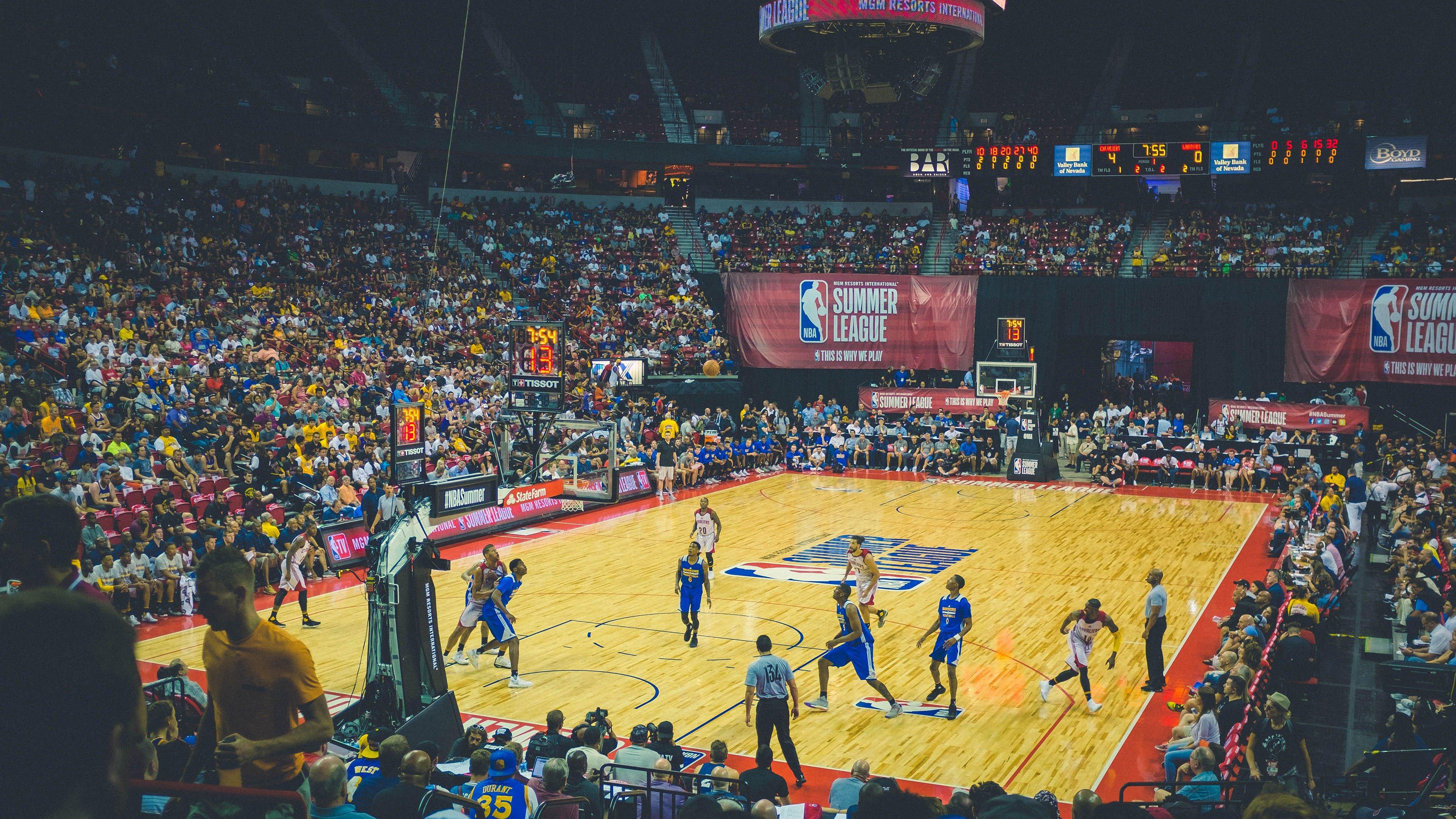 爱体育直播-中超联赛激战正酣，争冠保级悬念迭起